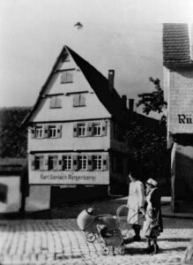 Das auf dem Foto abgebildete Haus ist das Elternhaus von Marie Gerlach. Auf dem Haus befindet sich die Aufschrift: Karl Gerlach Rotgerberei.