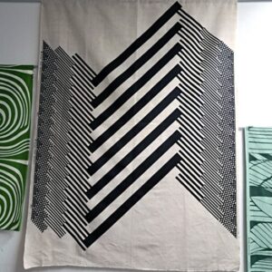 Foto des Druckstoffs mit Dessin "Iwu", entworfen von Heidi Bernstiel. Foto von Marlise Sifrig.